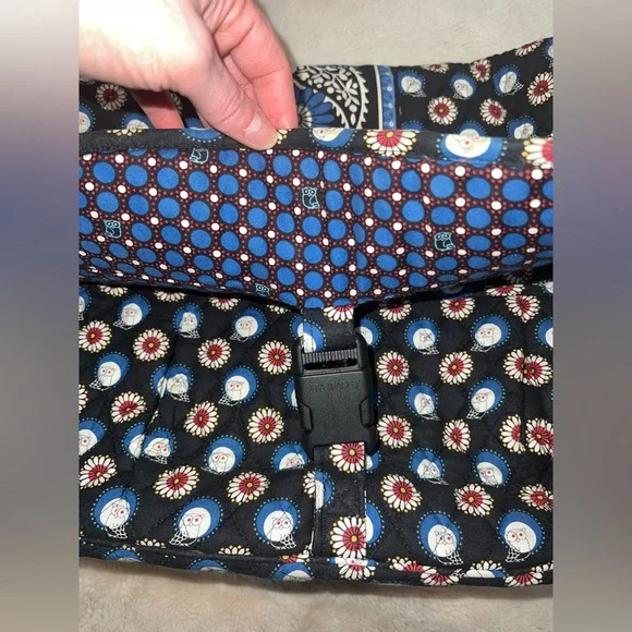 Vera Bradley messenger bag. - Picture 2 of 11